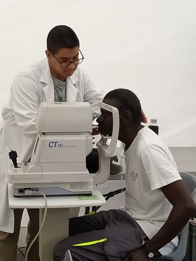 DMV2 Un pacient es revisa la vista en un autorefractor.