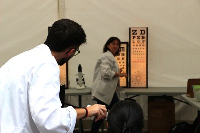 dmv1 Una pacient realitza la prova visual amb la gràfica de Snellen