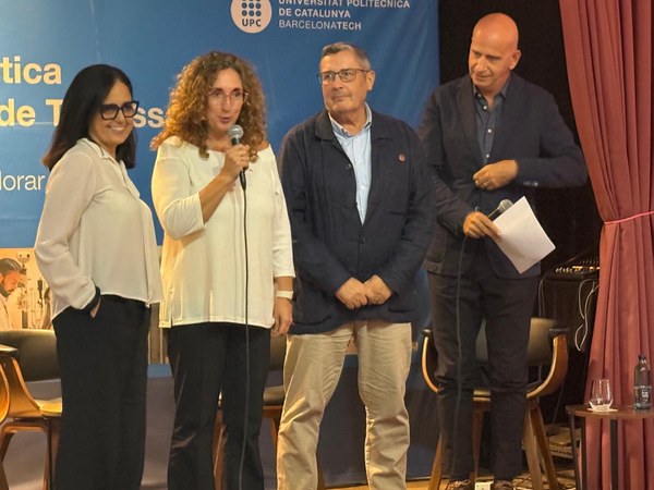 ponencia_tancament D'esquerra a dreta: la presidenta de l'Associació Catalana d'Optomtetria i Teràpia Visual, Yolanda Vierbücher, la degana de la Facultat d'Òptica i Optometria de Terrassa, Aurora Torrents, el president del Col·legi Oficial d'Òptics Optometristes de Catalunya, Joaquim Grau i el periodista Xavier Coral.