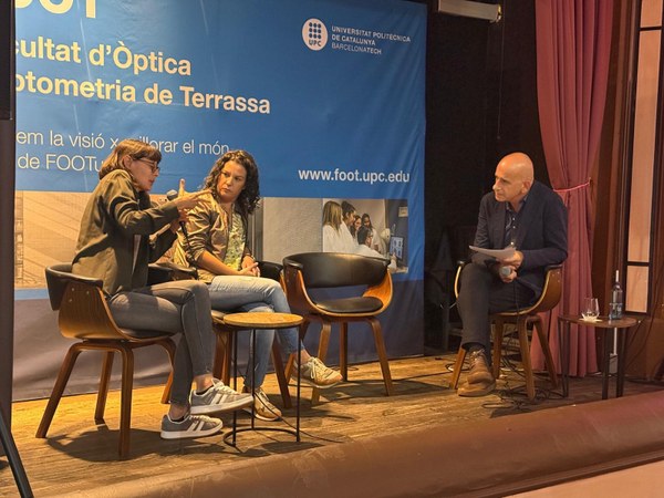 jornada5_ponencia3 Tercera taula rodona. D'esquerra a dreta: la òptica optometrista Núria Baldrich i la fisioterapeuta Montse Millàs.